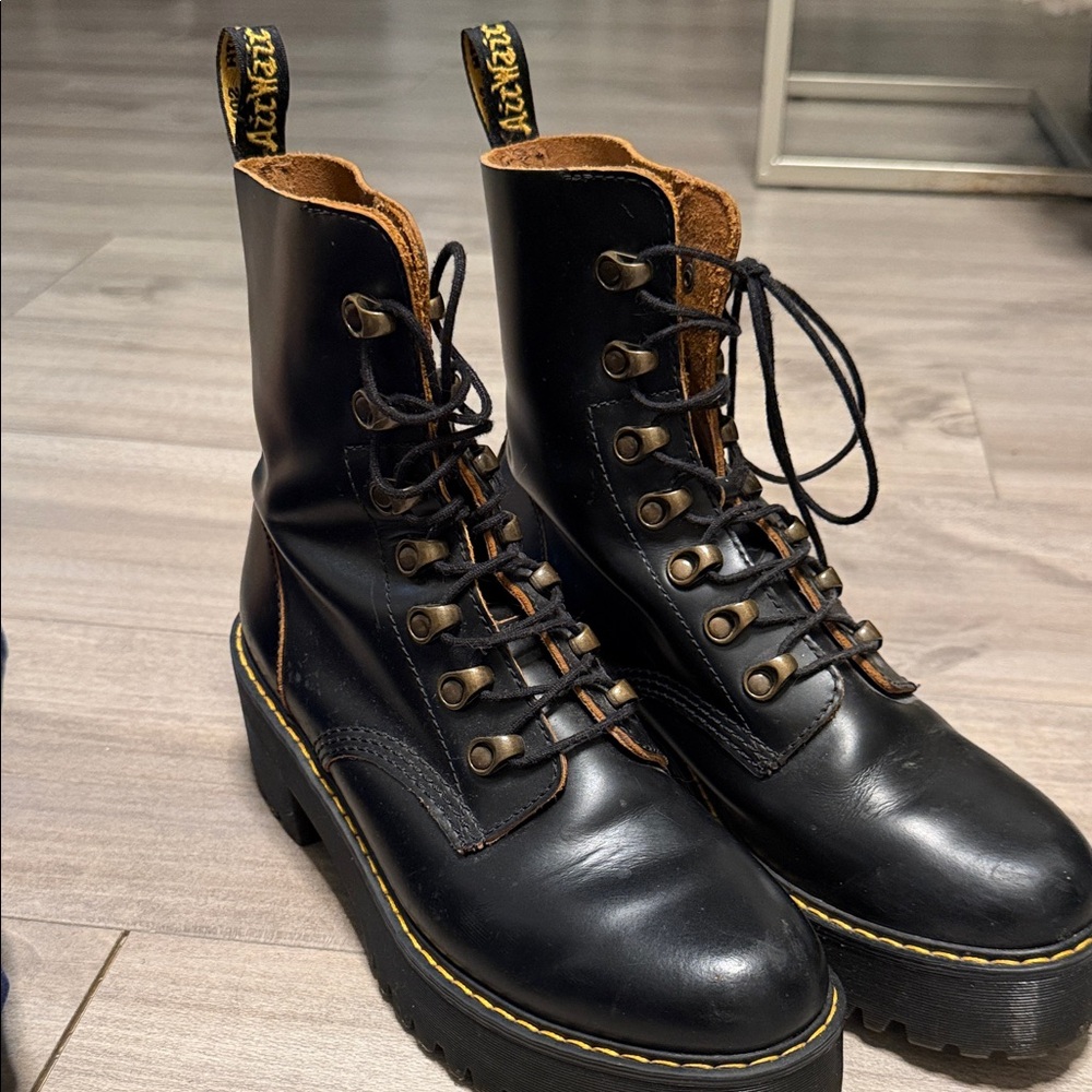 Dr. Martens Leona Vintage Smooth Black Leather